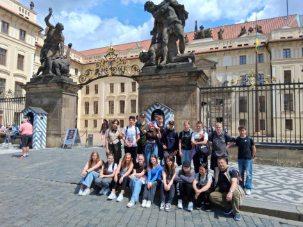 skupina dětí před pražským hradem