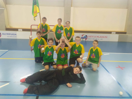 S pohárem a vlajkou